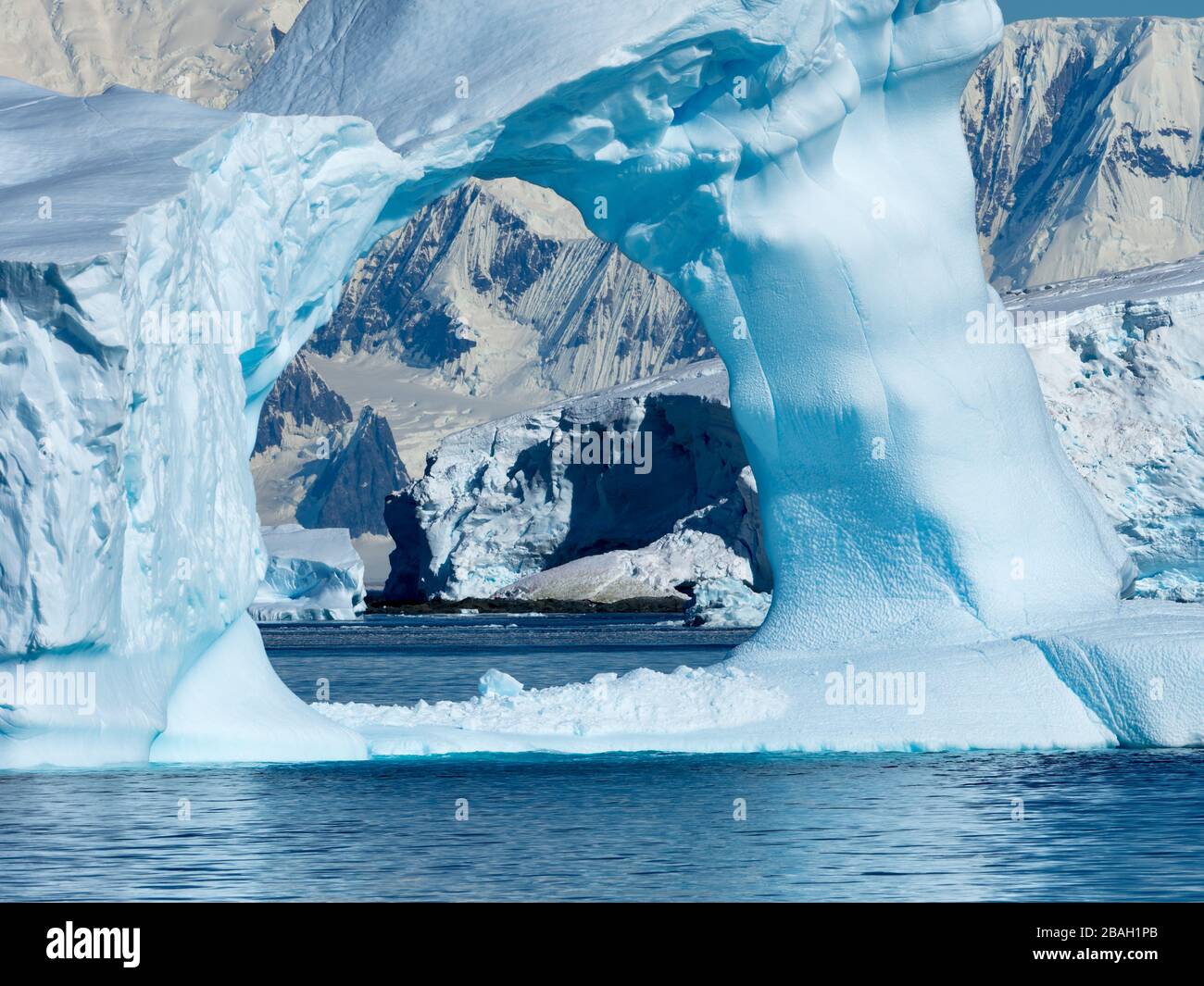 Ein riesiger Eisbergbogen in der Gerlache Meerenge der Antarktischen Halbinsel, wie er von einem Expeditionsschiff aus gesehen wird Stockfoto