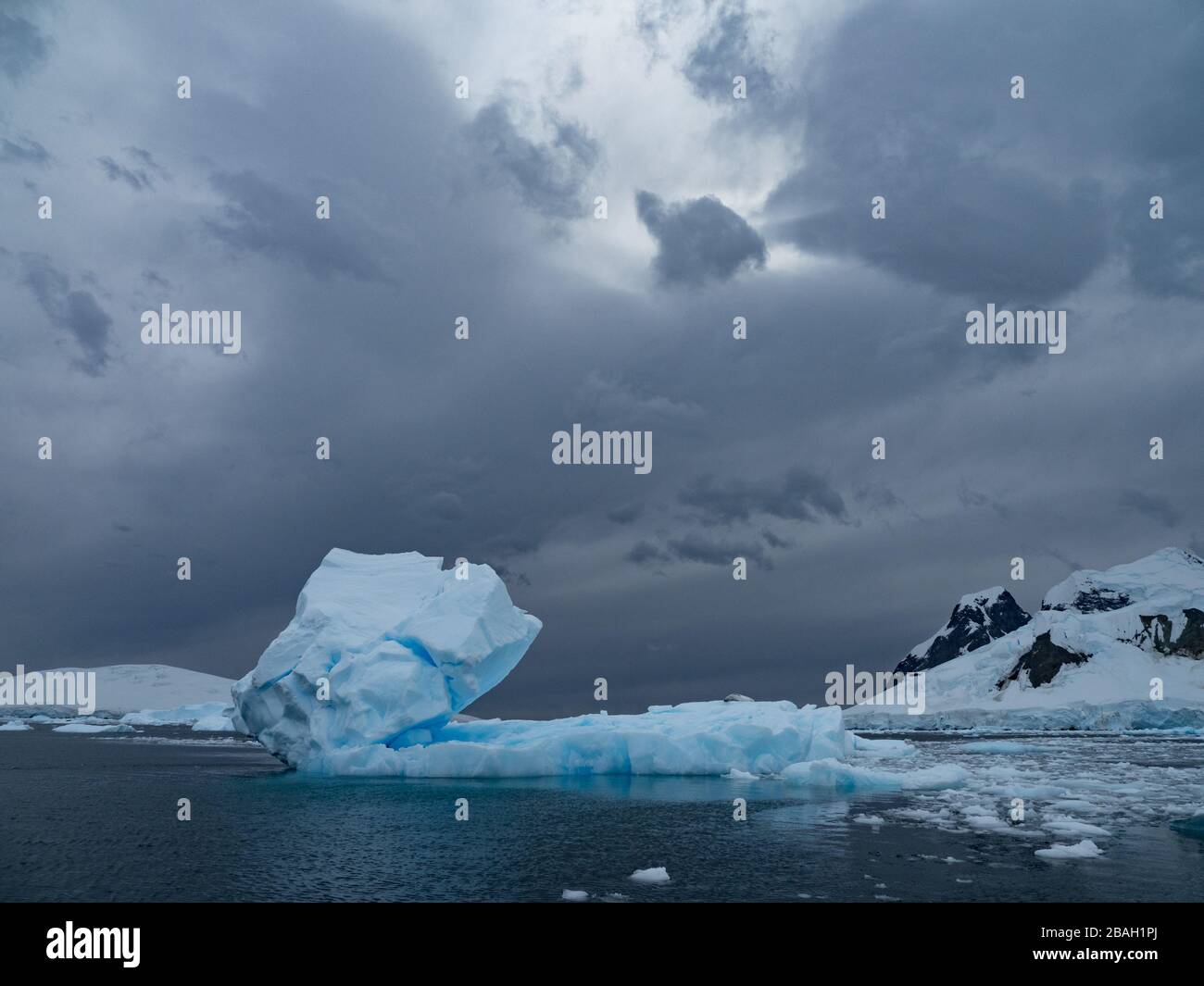 Eisberge und stimmungsvoller Himmel im Lemaire-Kanal der Antarktis Stockfoto