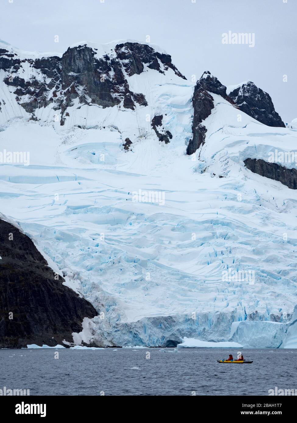 Kajak in der unglaublichen Landschaft des Lemaire Channel, Antarktis Stockfoto
