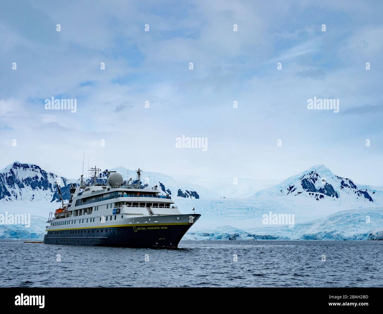 Expedition-Schiff der National Geographic Explorer im Lemaire Channel der Antarktis Stockfoto