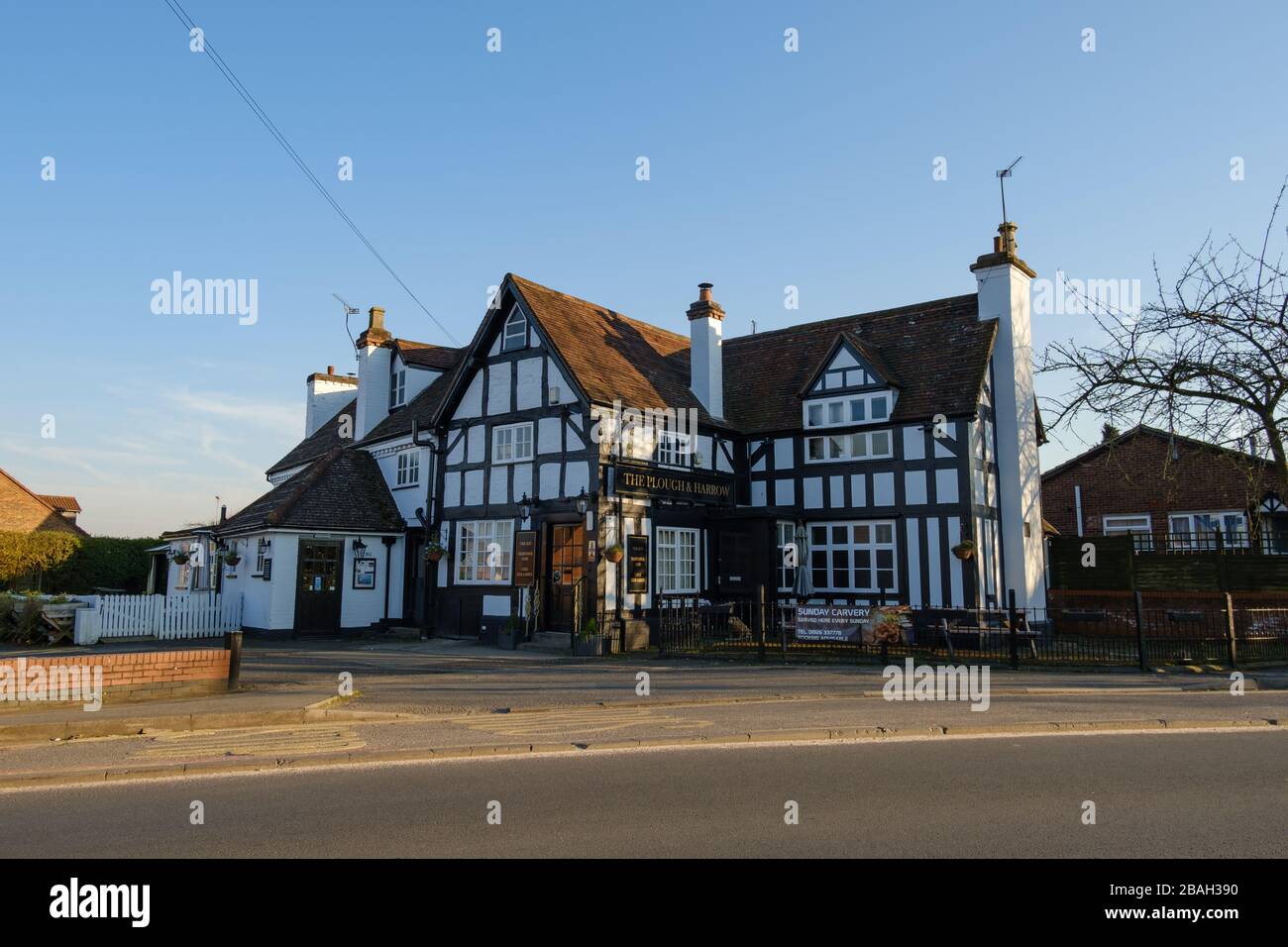 Das Pflug & Harrow-Haus aus dem 17. Jahrhundert, das während der Coronavirus-Sperre von 2020 geschlossen wurde, in Whitnash, Leamington Spa, Großbritannien Stockfoto