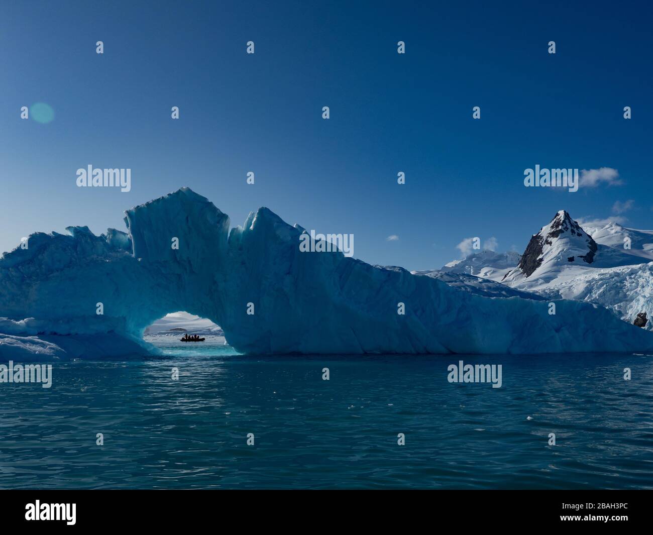 Zodiac Kreuzfahrt unter dem Eis in Cierva Cove auf der Antarktischen Halbinsel Stockfoto