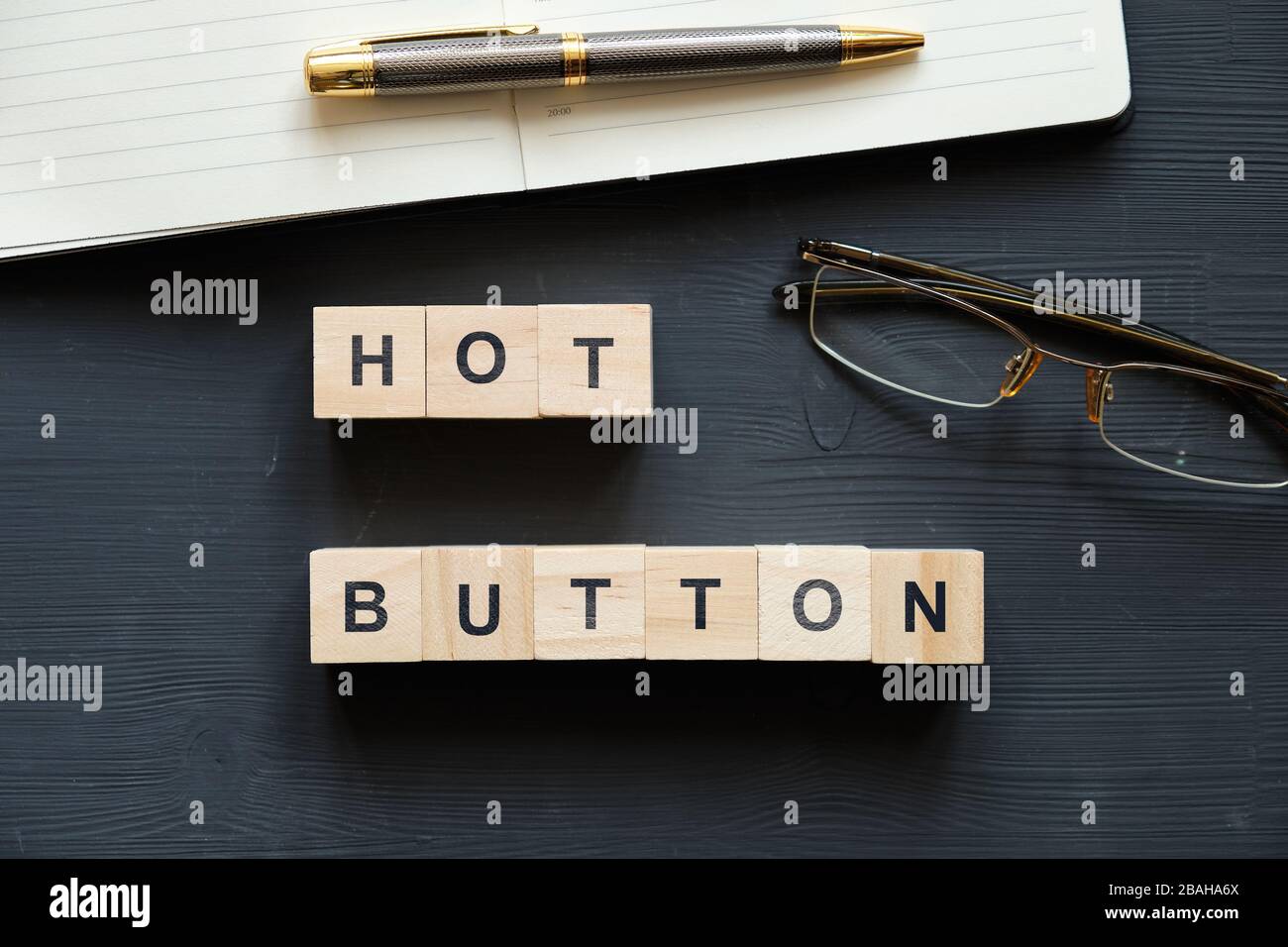 Modernes Business Schlagwort - Hot Button. Draufsicht auf Holztisch mit Blöcken. Draufsicht. Nahaufnahme. Stockfoto