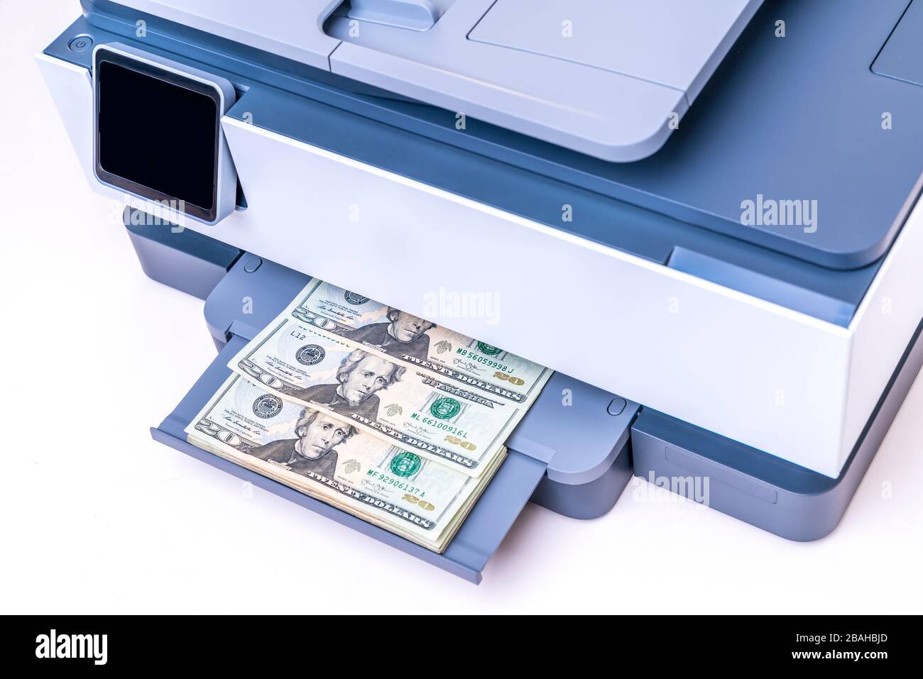 Ein Drucker druckt US-Dollar aus. Stockfoto