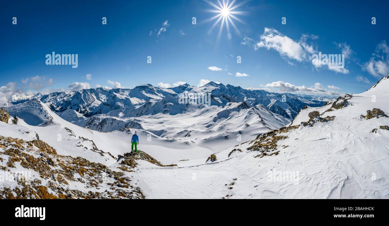 Man, Skitourer blickt auf schneebedeckte Bergketten, Skitour, Bergpanorama, Blick vom Geierjoch auf die Olperer und Zillertaler Alpen Stockfoto