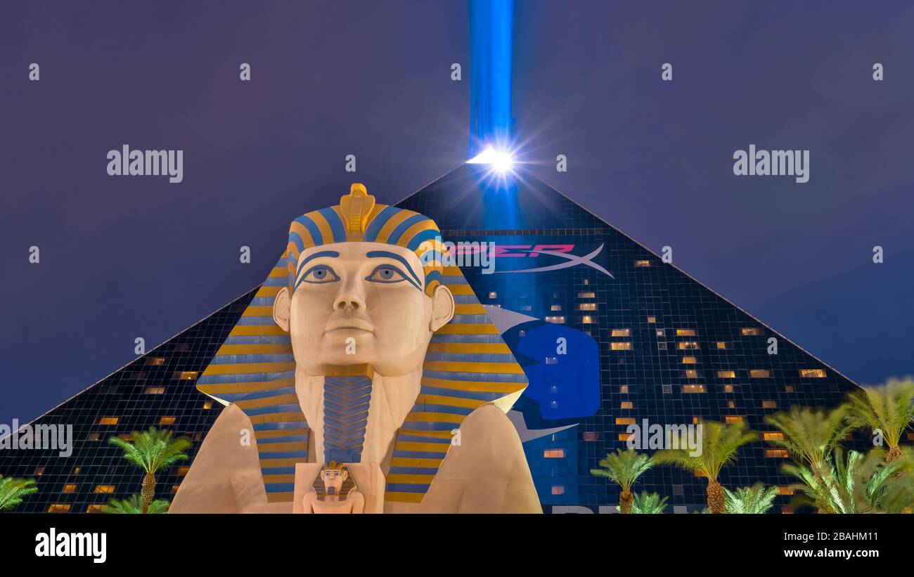 Das Luxor Casino und der Pyramidenlaser in Las Vegas, Nevada, USA. Stockfoto
