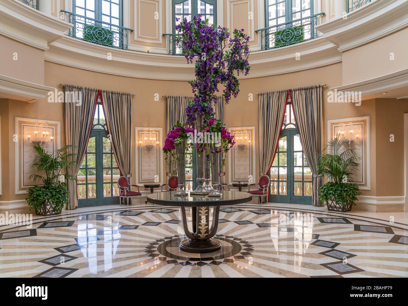 Inneneinrichtung und Geschäfte im Bellagio Hotel and Casino Complex entlang des Strip in Las Vegas, Nevada, USA. Stockfoto