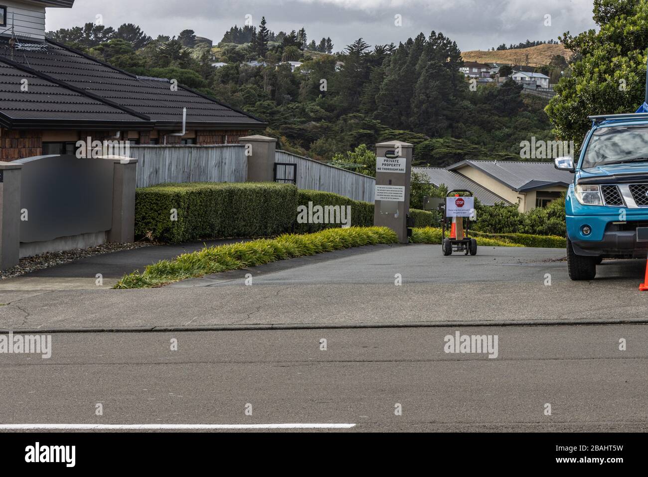 Wohn-Pensiondorf mit Zugangshindernis während der COVID 19-Abschaltung in Neuseeland Stockfoto