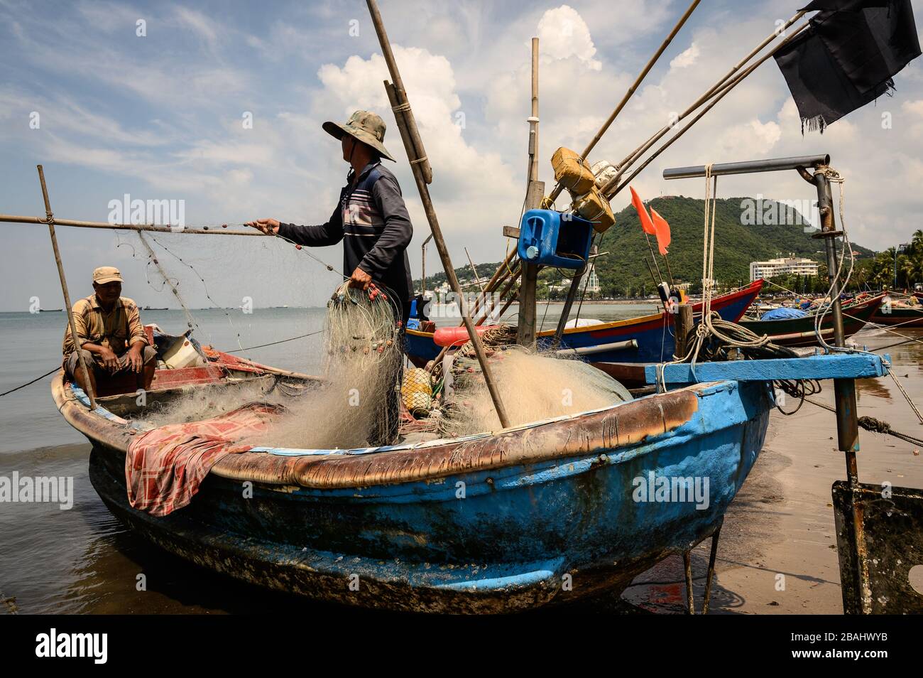 Fischer sortieren ihre Netze am Front Beach, Vung Tau, Vietnam Stockfoto