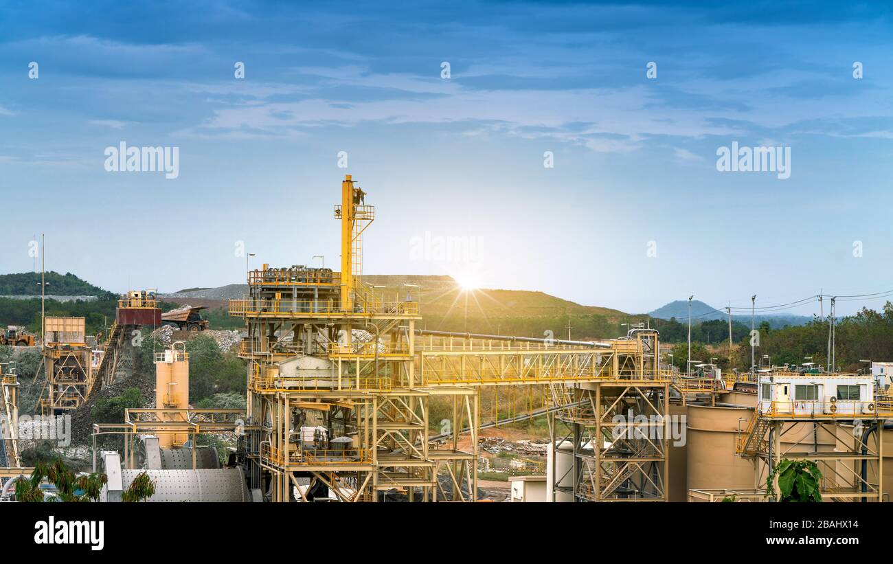 Golderzverarbeitungsanlage im Bergbaugebiet Stockfoto