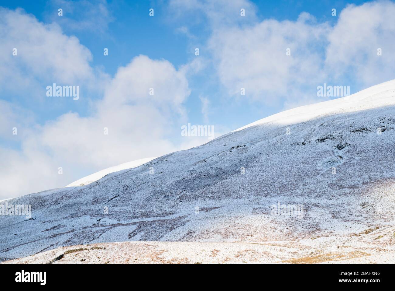 Schneebedeckter Hügel entlang des Dalveen Pass im Winter. Lowther Hills, Dumfries and Galloway, Scottish Borders, Schottland Stockfoto