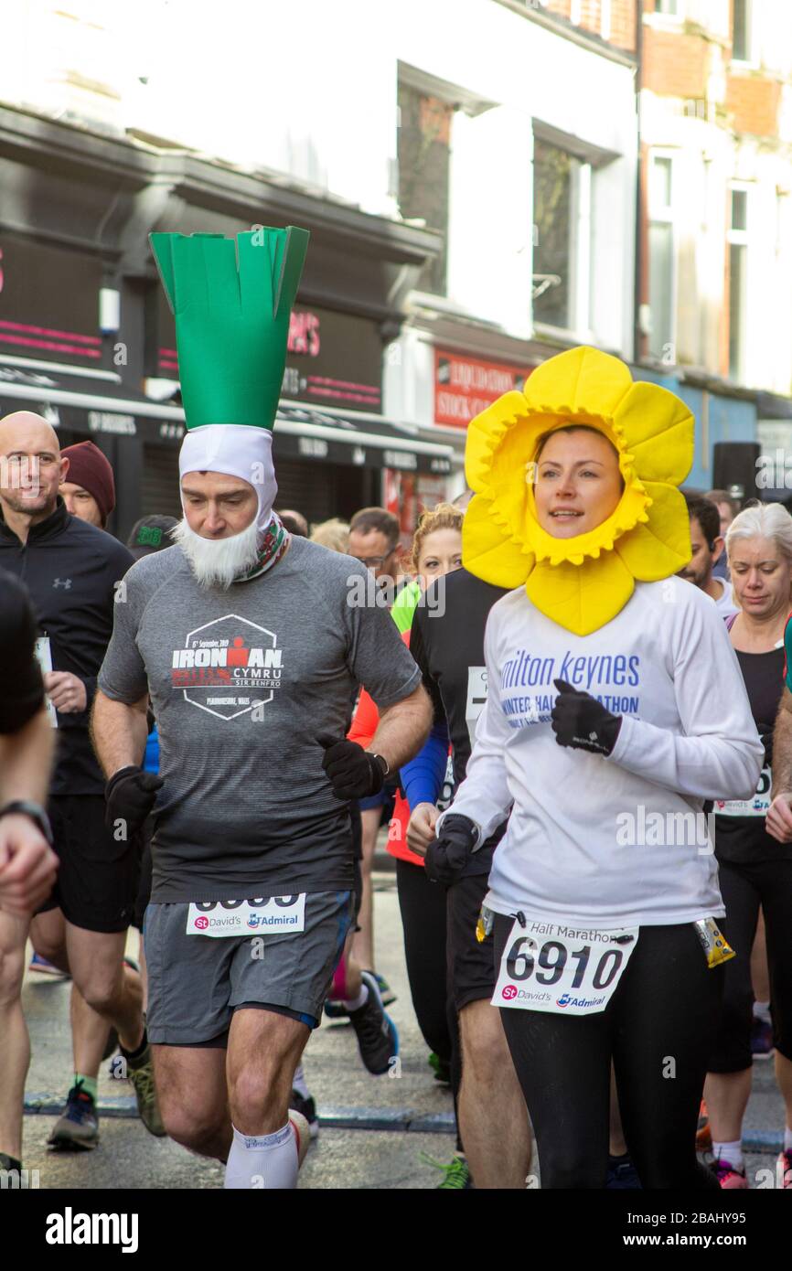 Newport, Cardiff. März 2020. Der Admiral City of Newport Half Marathon am St David's Day unterstützt die Hospizpflege von St David. Die Route geht Stockfoto