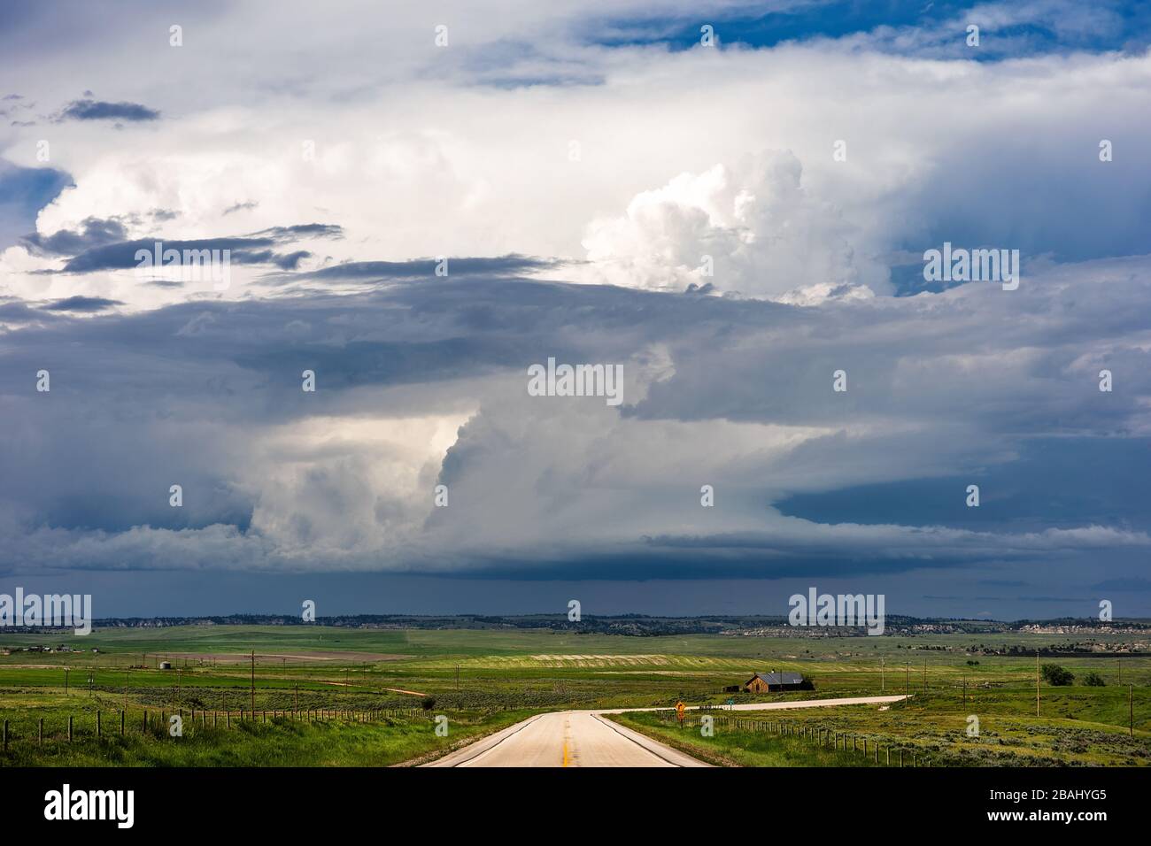 Dramatische Cumulonimbuswolken driften über die Ebenen, während sich in der Nähe von Recluse, Wyoming, ein Sommergewitter entwickelt Stockfoto
