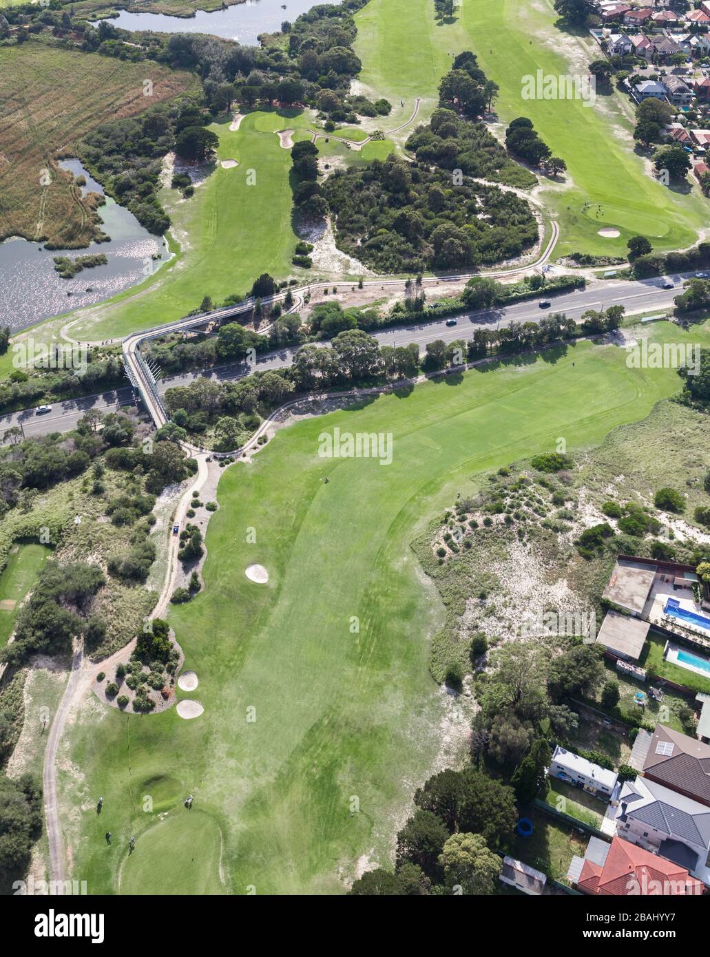Ein Luftbild eines Golfplatzes im südlichen Sydney Vorort Maroubra. Der Druck der Stadtentwicklung ist bei großen Straßen und Anwohner zu erkennen Stockfoto