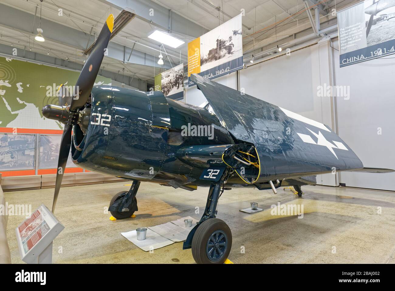 19. SEPTEMBER 2015, EVERETT, WA: Ein voll flugfähiges US-Unternehmen Grumman F6F-5 Hellcat, das in einem Museum im Raum Seattle ausgestellt ist. Stockfoto
