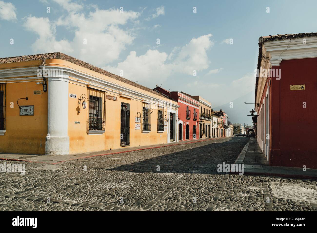 Leere Straßen während die Ausgangssperre im kolonialen Antigua Guatemala beginnt, einem beliebten Touristenziel, schlossen Unternehmen aufgrund einer pandemischen Quarantäne des Coronavirus Stockfoto Leere Straßen während die Ausgangssperre im kolonialen Antigua Guatemala beginnt, einem beliebten Touristenziel, schlossen Unternehmen aufgrund einer pandemischen Quarantäne des Coronavirus Stockfoto