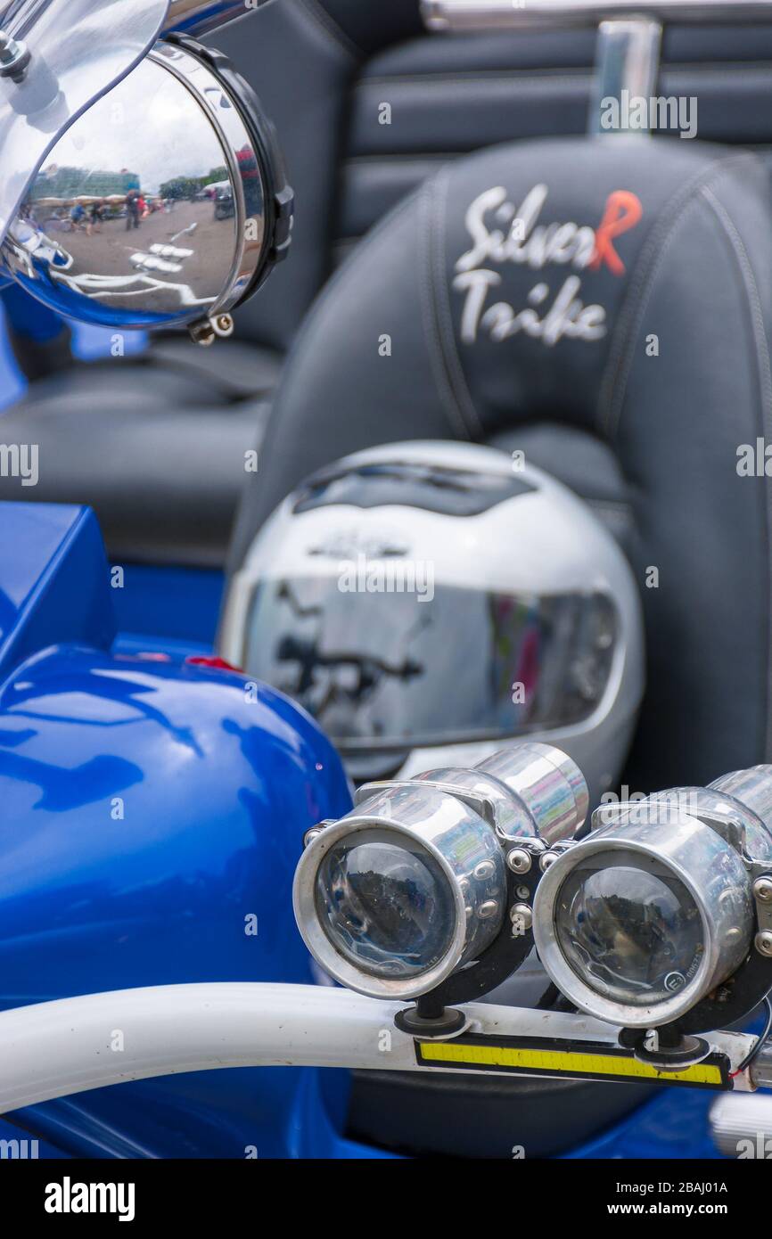 Uzhgorod, Ukraine - Jul 09, 2016: SilberR trike Detailaufnahmen. Schönes, maßgeschneidertes Dreirad Motorrad in blauer Farbe Stockfoto