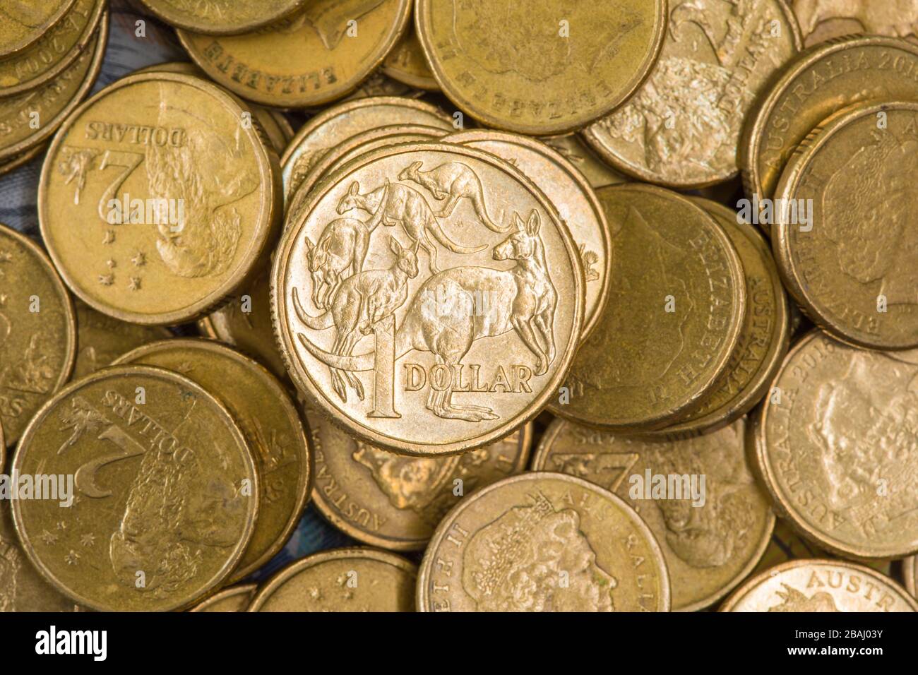 Ein Haufen australischer ein- und Zwei-Dollar-Münzen Stockfoto