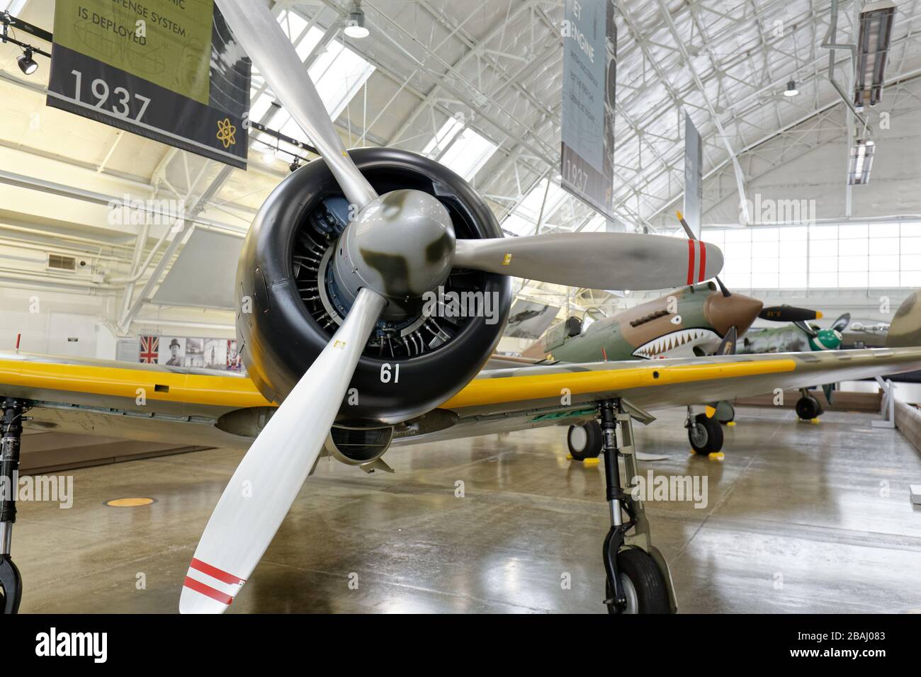 SEPTEMBER 2015, EVERETT, WA: Nahaufnahme der Nase des Mitsubishi A6M3-22 Reisen 'Zero', mit einem amerikanischen P-40 im Hintergrund. Stockfoto