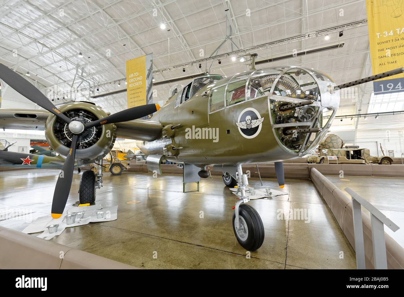SEPTEMBER 2015, EVERETT, WA: Weitwinkelschuss von Nase und rechtem Motor bei einem US-amerikanischen B-25 Mitchell Bomber. Stockfoto