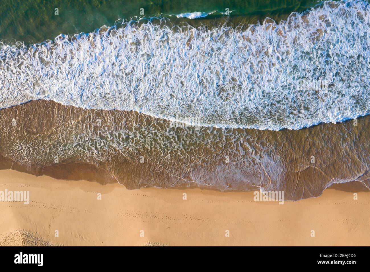 Top-down-Blick auf Putty Beach an der NSW Central Coast mit Wellen und Sand Stockfoto