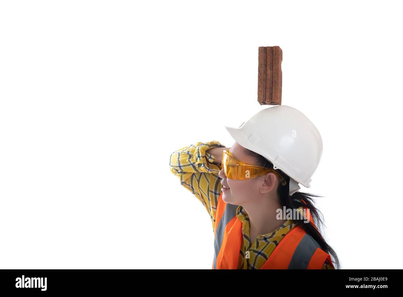 Der Backstein aus dem Knüppel fiel auf die junge Frau des Asien-Ingenieurs, die mit weißem Hintergrund auf die Helmpfachterin aufschlug, Area Construction Safety First Concept Stockfoto