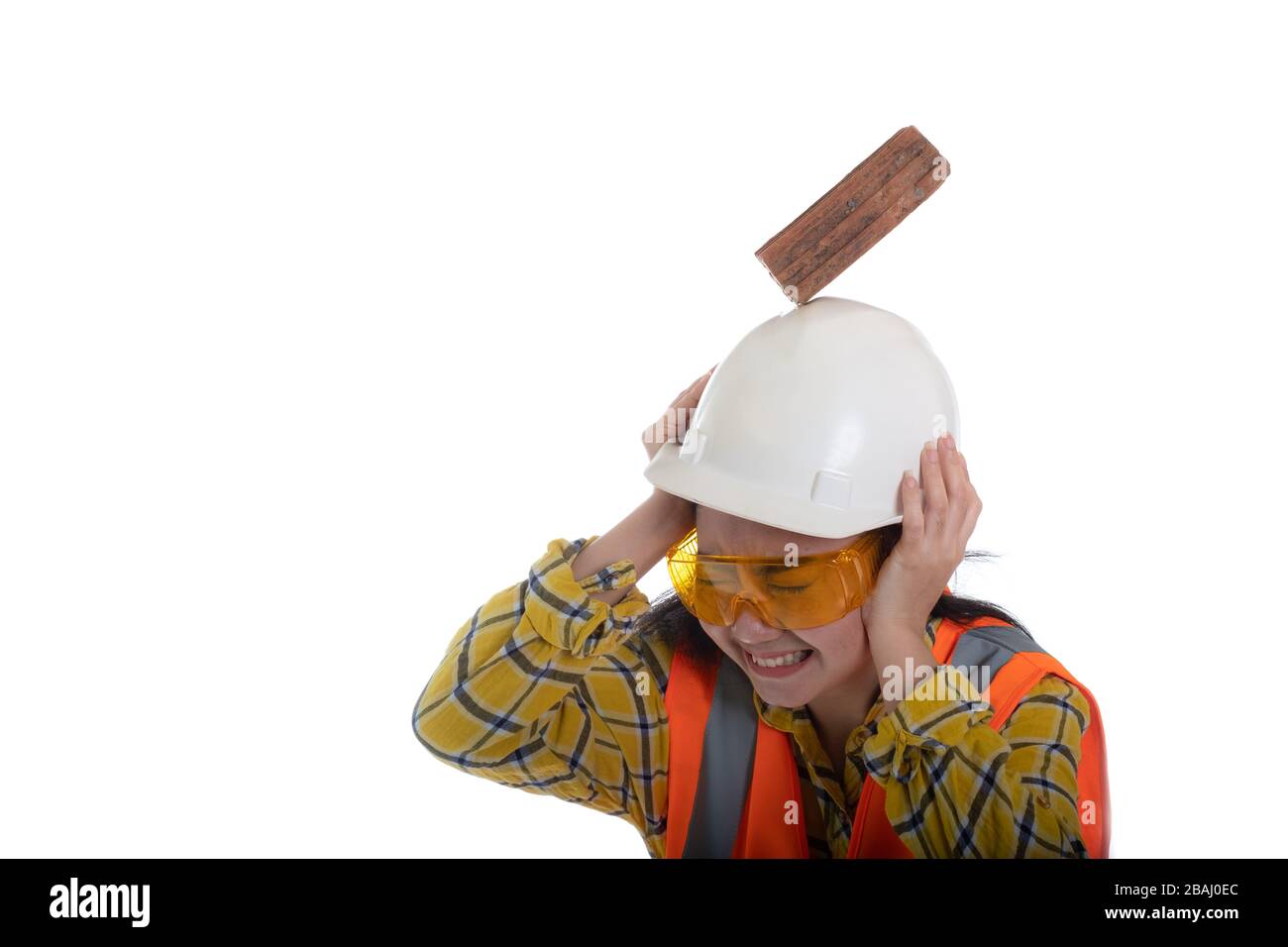 Der Backstein aus dem Knüppel fiel auf die junge Frau des Asien-Ingenieurs, die mit weißem Hintergrund auf die Helmpfachterin aufschlug, Area Construction Safety First Concept Stockfoto