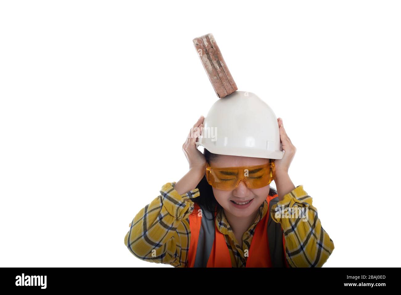 Der Backstein aus dem Knüppel fiel auf die junge Frau des Asien-Ingenieurs, die mit weißem Hintergrund auf die Helmpfachterin aufschlug, Area Construction Safety First Concept Stockfoto