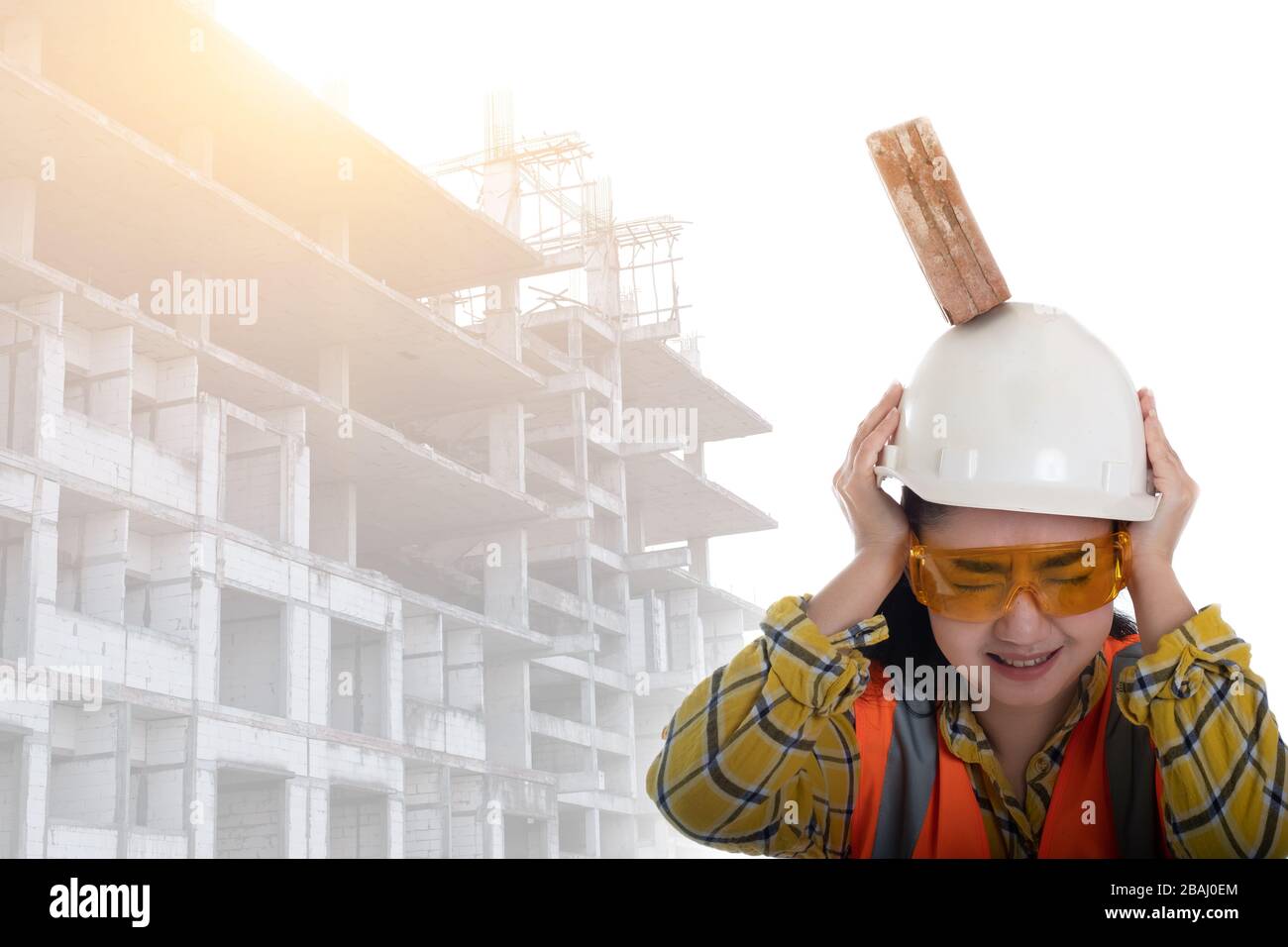 Der Backstein aus dem Knüppel fiel auf die junge Frau des Asien-Ingenieurs, die mit weißem Hintergrund auf die Helmpfachterin aufschlug, Area Construction Safety First Concept Stockfoto