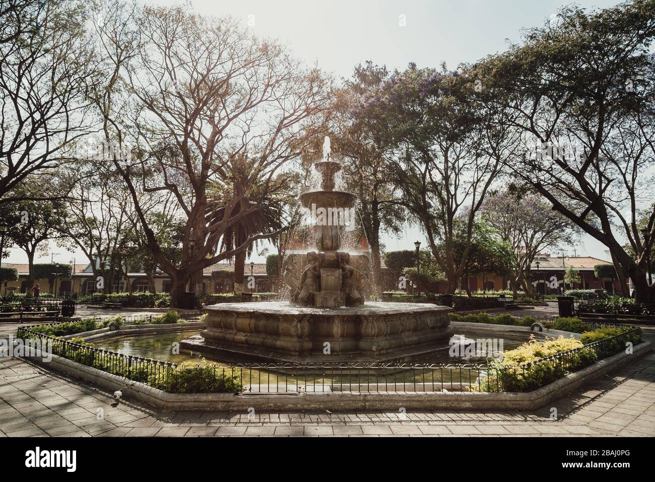Leere Straßen während die Ausgangssperre im kolonialen Antigua Guatemala beginnt, einem beliebten Touristenziel, schlossen Unternehmen aufgrund einer pandemischen Quarantäne des Coronavirus Stockfoto Leere Straßen während die Ausgangssperre im kolonialen Antigua Guatemala beginnt, einem beliebten Touristenziel, schlossen Unternehmen aufgrund einer pandemischen Quarantäne des Coronavirus Stockfoto