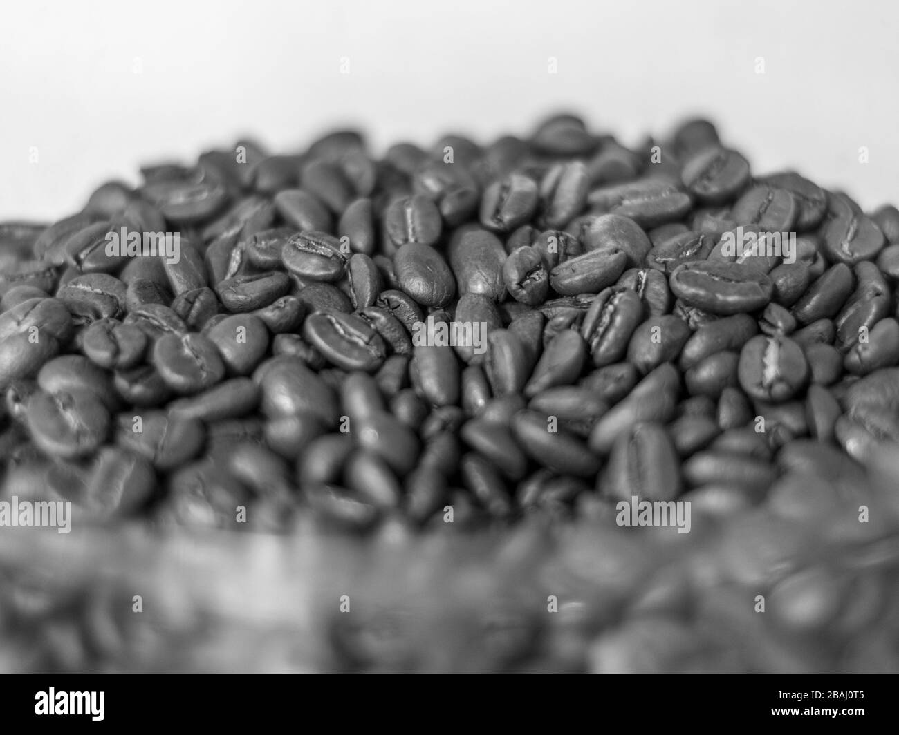 Isolierte Nahaufnahme von frisch gerösteten Kaffeebohnen Stockfoto