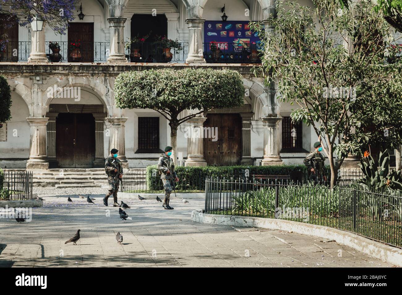 Leere Straßen während die Ausgangssperre im kolonialen Antigua Guatemala beginnt, einem beliebten Touristenziel, schlossen Unternehmen aufgrund einer pandemischen Quarantäne des Coronavirus Stockfoto Leere Straßen während die Ausgangssperre im kolonialen Antigua Guatemala beginnt, einem beliebten Touristenziel, schlossen Unternehmen aufgrund einer pandemischen Quarantäne des Coronavirus Stockfoto