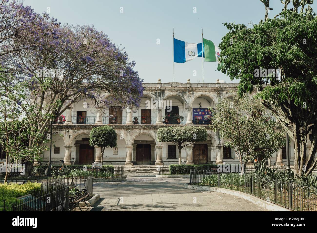 Leere Straßen während die Ausgangssperre im kolonialen Antigua Guatemala beginnt, einem beliebten Touristenziel, schlossen Unternehmen aufgrund einer pandemischen Quarantäne des Coronavirus Stockfoto Leere Straßen während die Ausgangssperre im kolonialen Antigua Guatemala beginnt, einem beliebten Touristenziel, schlossen Unternehmen aufgrund einer pandemischen Quarantäne des Coronavirus Stockfoto