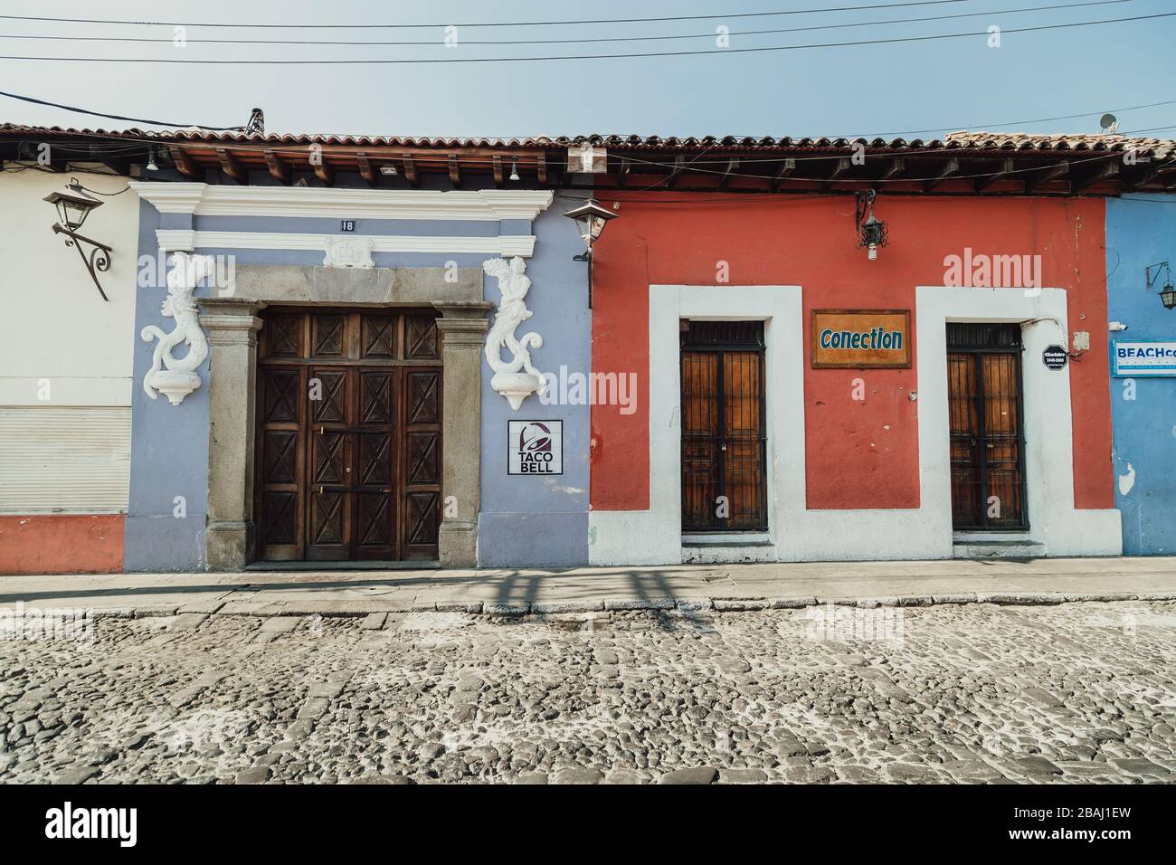 Leere Straßen während die Ausgangssperre im kolonialen Antigua Guatemala beginnt, einem beliebten Touristenziel, schlossen Unternehmen aufgrund einer pandemischen Quarantäne des Coronavirus Stockfoto Leere Straßen während die Ausgangssperre im kolonialen Antigua Guatemala beginnt, einem beliebten Touristenziel, schlossen Unternehmen aufgrund einer pandemischen Quarantäne des Coronavirus Stockfoto