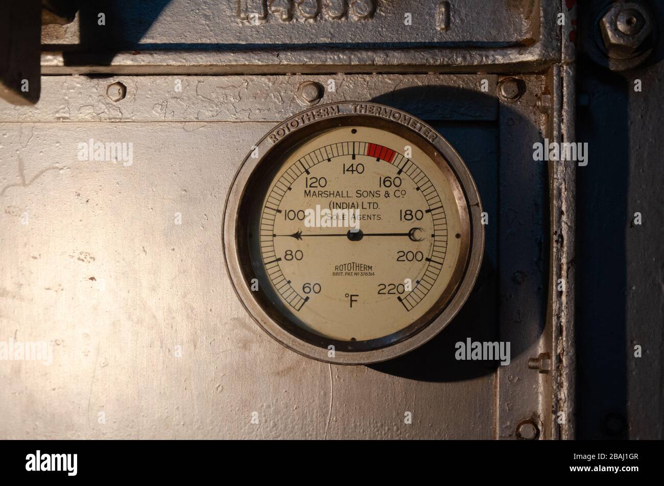 Antiker Analogthermometer, hergestellt von Marshall Sons & Co. In der weltweit höchsten orthodoxen Teeverarbeitungsfabrik Kolikkumalai, Munnar Stockfoto