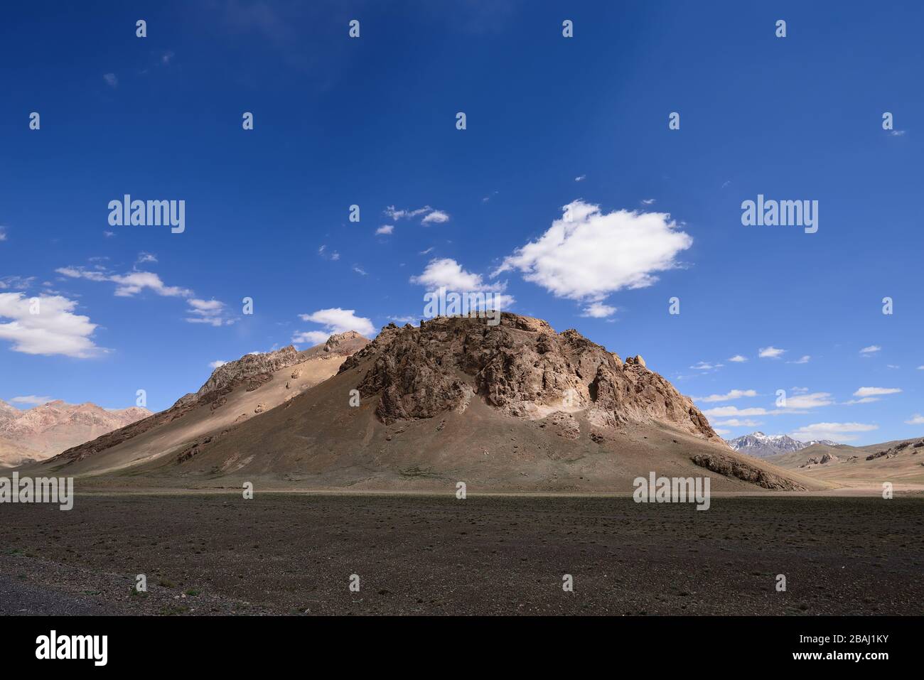 Blick vom Pamir-Highway, zweithöchste Straße der Welt, Pamir-Gebirge, Tadschikistan, Zentralasien-Seidenstraße, endlos, Landschaft, Straße, blau, r Stockfoto