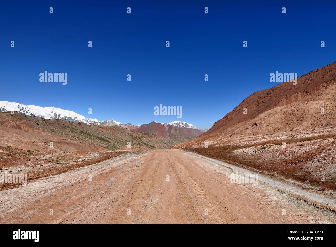 Blick vom Pamir-Highway, zweithöchste Straße der Welt, Pamir-Gebirge, Tadschikistan, Zentralasien-Seidenstraße, endlos, Landschaft, Straße, blau, r Stockfoto