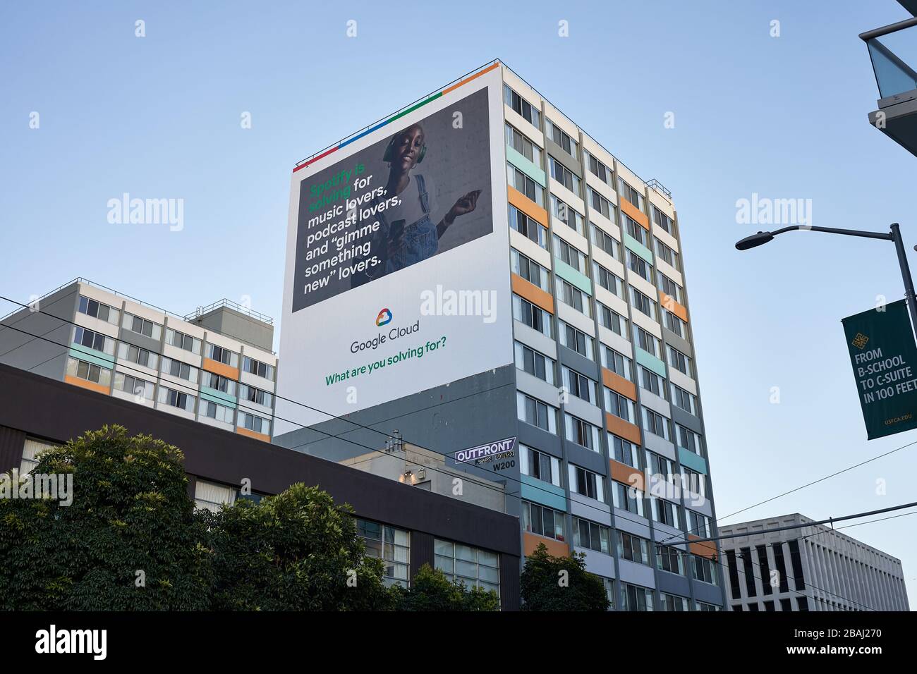 Google Cloud Außenwerbung mit Spotify, einem digitalen Musikdienstanbieter, wird in San Francisco, Kalifornien, am 23. Februar 2020 gesehen. Stockfoto
