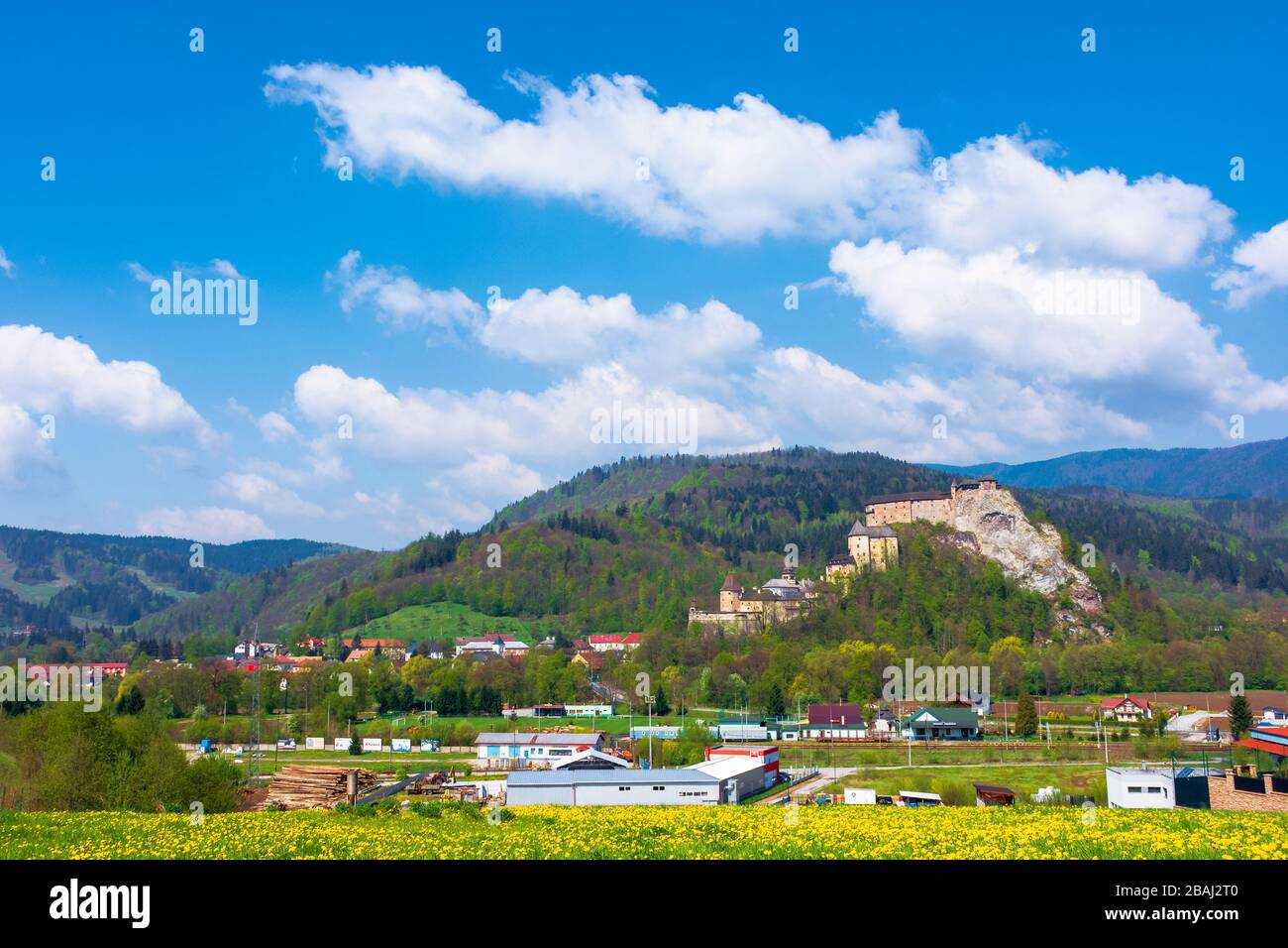Burg Orava in der slowakei. Mittelalterliche Festung auf einem Hügel an einem schönen Ort in den Bergen. Wunderbares sonniges Wetter mit flauschigen Wolken im Frühling Stockfoto