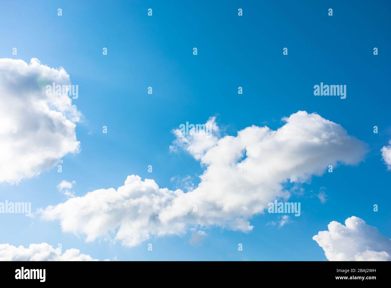 Wunderschöne Wolkenlandschaft im Frühling. Wetterhintergrund mit dynamischer Wolkenanordnung am blauen Himmel. Sonniger und windig Tag, gutes Wettervorhersage-Konzept Stockfoto