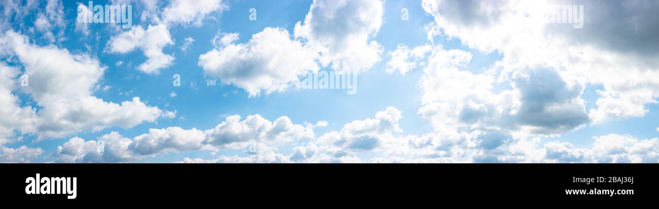 Wunderschönes Panorama der Wolkenlandschaft im Frühling. Wetterhintergrund mit dynamischer Wolkenanordnung am blauen Himmel. Sonniger und windig Tag, gutes Wetter im Vordergrund Stockfoto