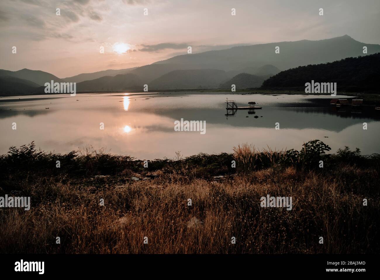 Panoramaszene Bei Sonnenuntergang Am Lake Mountain Landschaft In Der Abenddammerung Schoner Himmel Bei Sonnenuntergang Im Herbst Perfekte Berge Bei Sonnenaufgang Und Sonnenuntergang Wunderschon Stockfotografie Alamy
