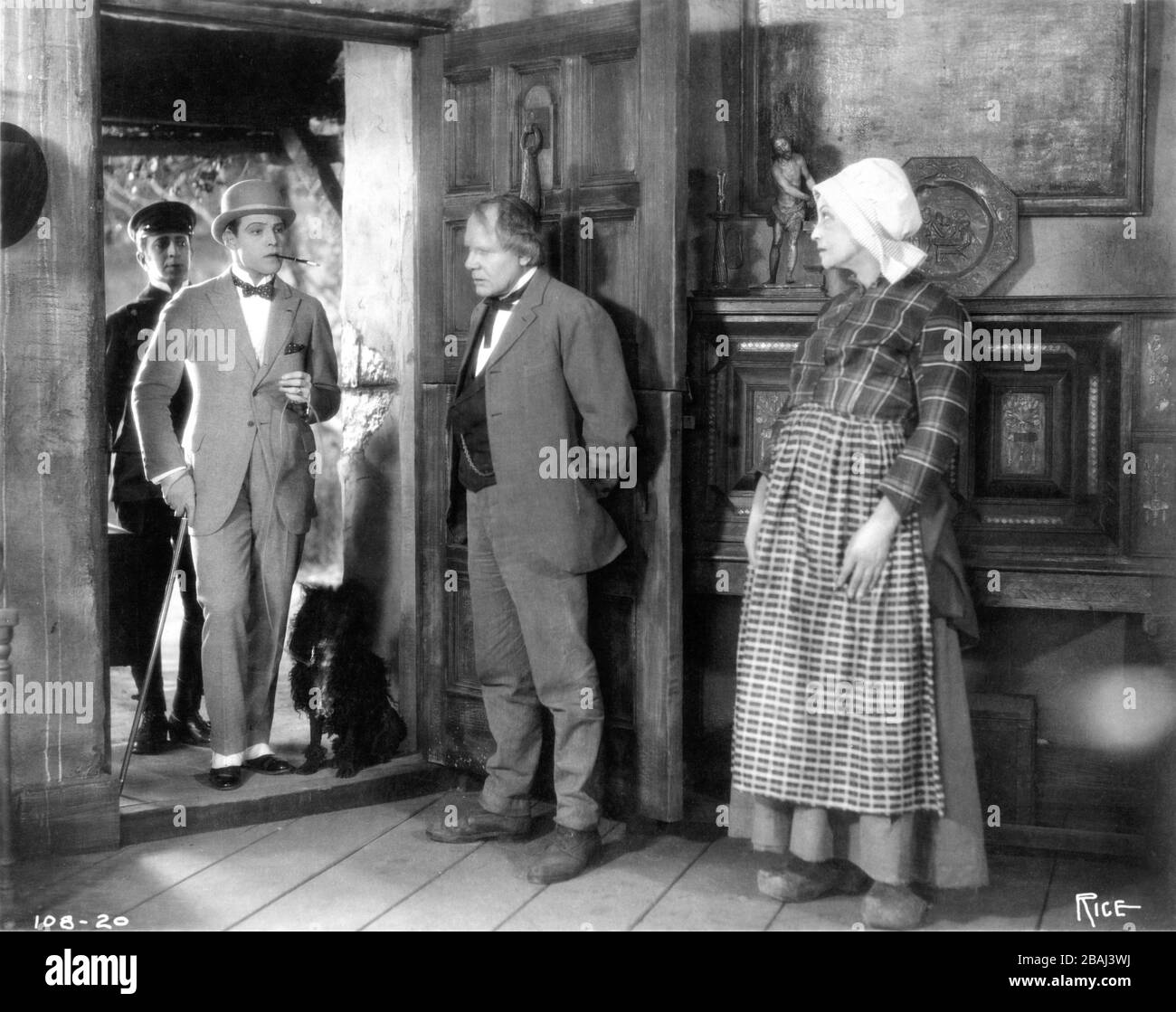 RUDOLPH VALENTINO RALPH LEWIS und CARRIE DAMERY in DER SIEGERMACHT Regisseur REX INGRAM aus der Geschichte Eugenia Grandet von Honore de Balzac geschrieben für den Bildschirm von June Mathis Foto von Arthur Rice Metro Pictures Corporation Stockfoto