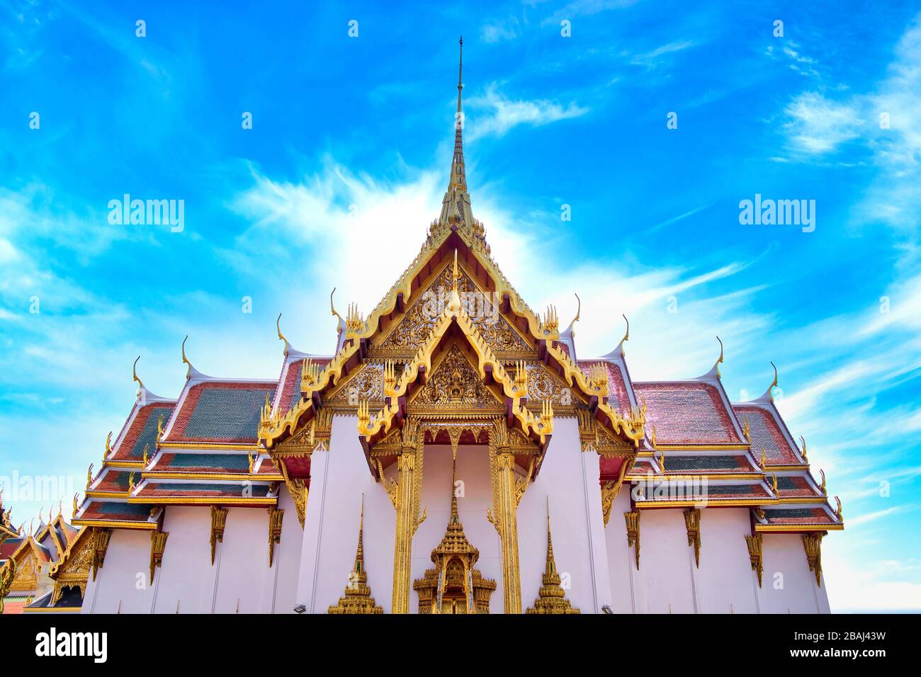 Grand Palace und Wat Pra-Kaews mit Wolke und blauem Himmel, Bangkok, Thailand Stockfoto