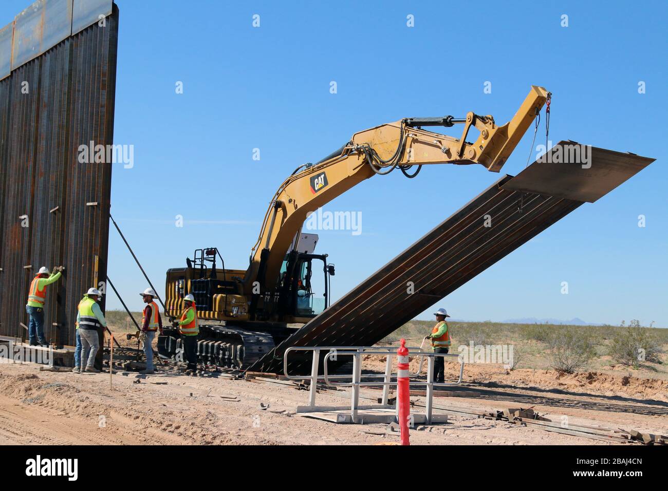 U.S. Army Corps of Engineers South Pacific Border District Contractor Crew hebt eine 30 Fuß lange Sperrtafel an der Barry M. Goldwater Range entlang der Grenze zwischen den USA und Mexiko nahe Yuma, Arizona, 24. März. USACE bietet die Leitung und Aufsicht für den vom Verteidigungsministerium finanzierten Bau von Grenzsperrenprojekten von Kalifornien bis Texas. Diese Projekte werden von der USACE ausgeführt, wie sie vom Verteidigungsminister durch die US-Armee als Reaktion auf die nationale Presidential Emergency Declaration vom 15. Februar 2019 geleitet wird, die den Einsatz der Streitkräfte und die Genehmigung der Verwendung von Sectio erfordert Stockfoto