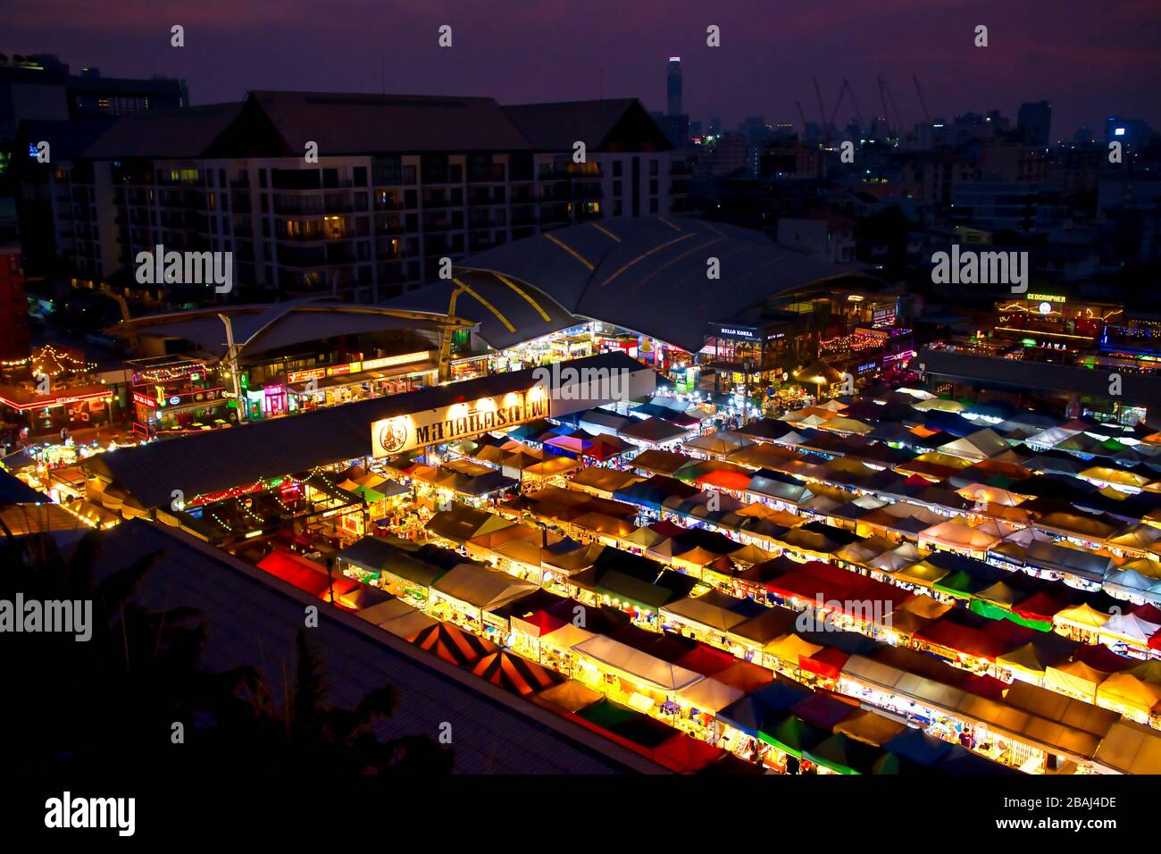 Tourist Walk der alte Markt am Chatuchak Wochenendmarkt. Chatuchak Wochenendmarkt in Bangkok Thailand. Stockfoto