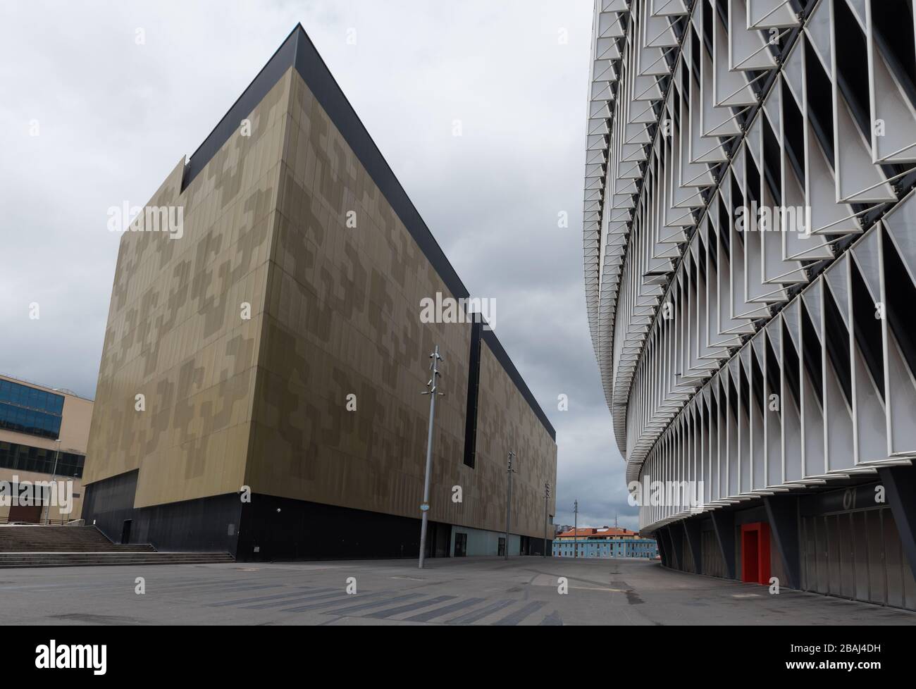 Blick auf die Fassade des Fußballstadions San Mames und die Ingenieurschule in Bilbao, Baskenland, Spanien Stockfoto