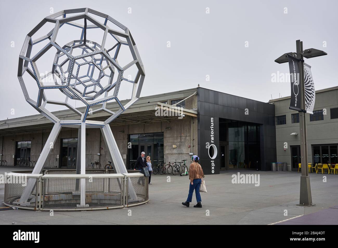 Besucher des Exploratoriums, einem Museum für Wissenschaft, Technologie und Kunst in San Francisco, Kalifornien, am Sonntag, 1. März 2020. Stockfoto