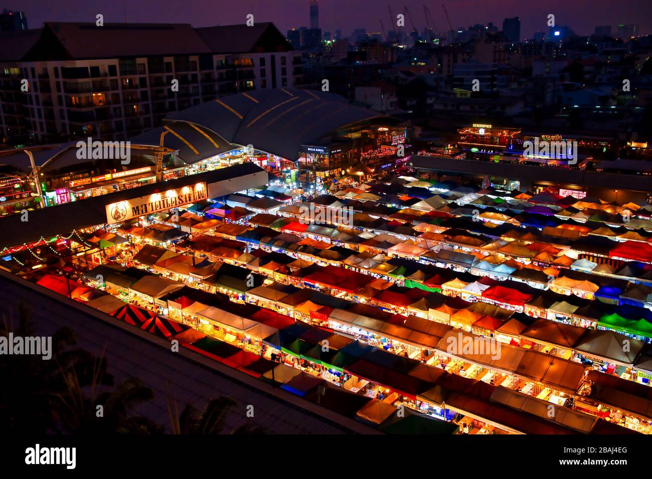Tourist Walk der alte Markt am Chatuchak Wochenendmarkt. Chatuchak Wochenendmarkt in Bangkok Thailand. Stockfoto