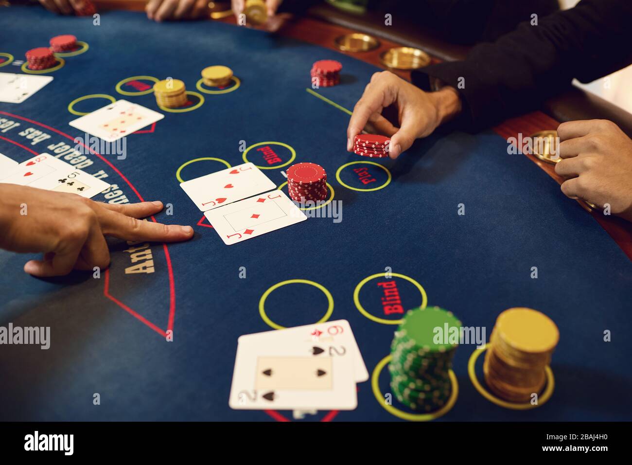 Die Hände der Spieler und die Croupiers im Spiel Karten Stockfoto